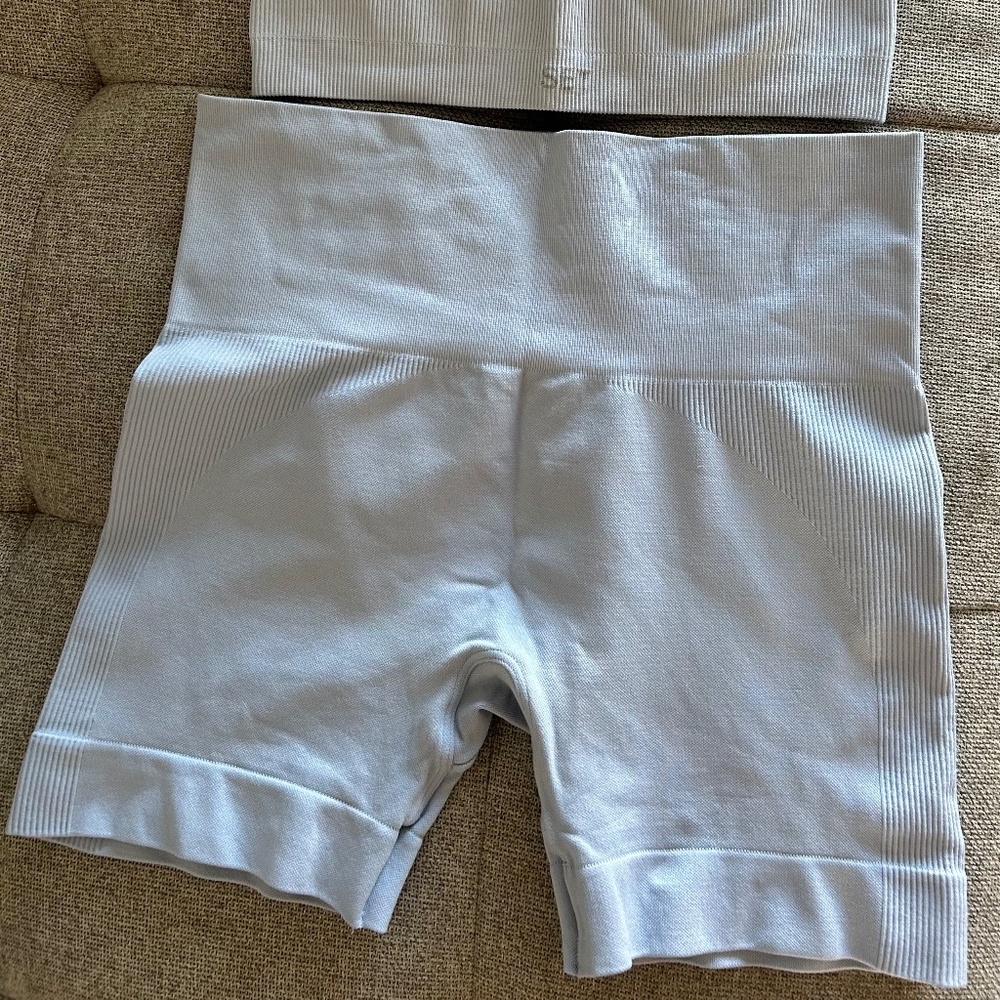 Set active workout top and shorts